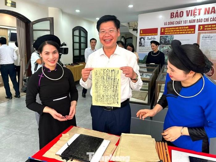 Đại biểu tham dự tọa đàm tham quan gian trưng bày trải nghiệm in bản "Báo Việt Nam Độc lập" trực tiếp. Ảnh: Trọng Đảng