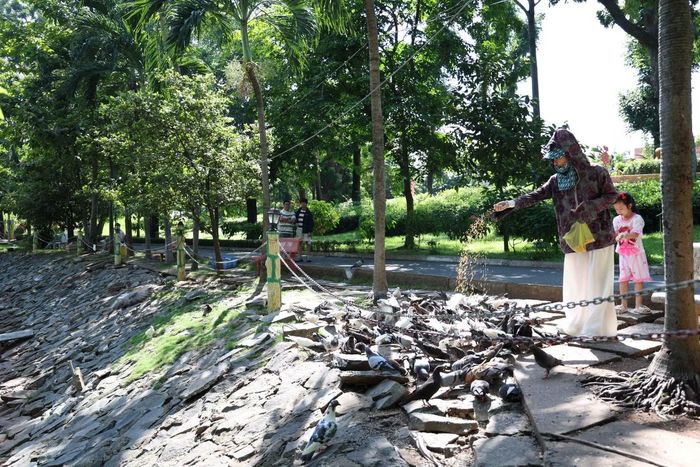 Người dân vẫn đến vui chơi, sinh hoạt bình thường tại Công viên Lê Thị Riêng ở một số không gian công cộng trong lúc các đơn vị chức năng thực hiện nhiệm vụ. Ảnh: Ngô Tùng