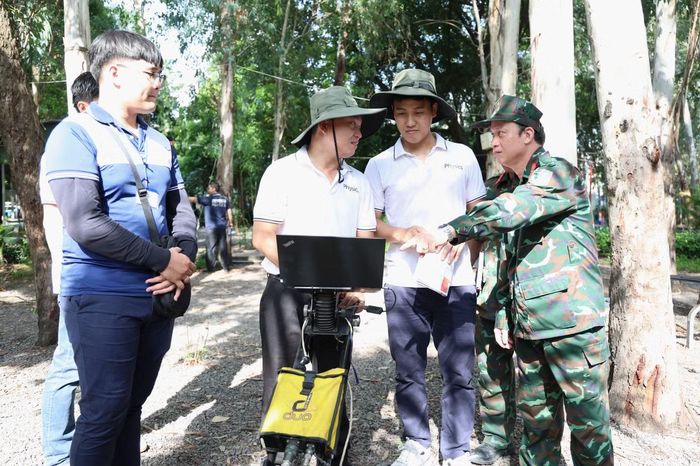 Sáng 15/6, Bộ Tư lệnh TPHCM và các đơn vị liên quan đã tiến hành khảo sát, thăm dò bước đầu để tìm kiếm hài cốt liệt sĩ tại Công viên Lê Thị Riêng, phường Hòa Hưng, TPHCM. Ảnh: Ngô Tùng