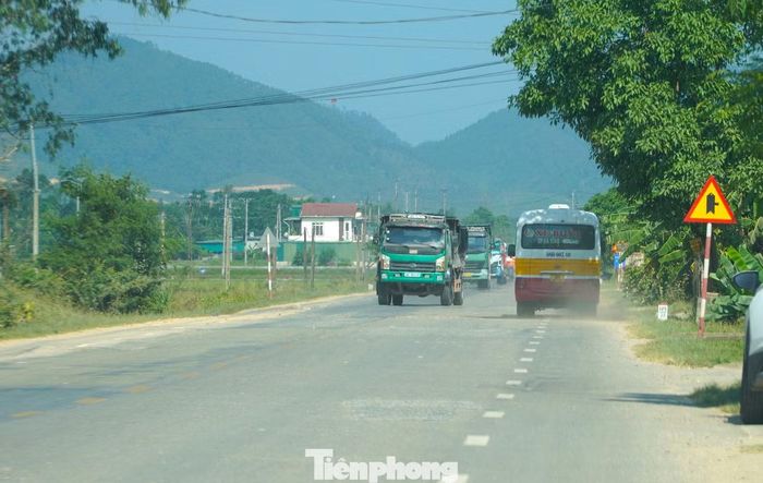 Trong ảnh, các xe tải nối đuôi nhau lưu thông trên tuyến. Đáng chú ý, có thời điểm xe buýt đi theo chiều ngược lại phải giảm tốc, di chuyển sát mép đường, thậm chí lấn sang phần đường dành cho xe máy để giữ khoảng cách an toàn khi tránh các phương tiện cồng kềnh.