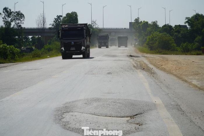Kết nối trung tâm hành chính tỉnh với cao tốc Bắc - Nam và Quốc lộ 15, tuyến đường ĐT.550 đang phải "gồng mình" trước áp lực giao thông ngày càng lớn. Sự gia tăng nhu cầu vận chuyển vật liệu phục vụ các dự án xây dựng khiến mỗi ngày có hàng trăm lượt xe tải, xe ben chở đất, đá lưu thông trên tuyến, gây áp lực lớn lên hạ tầng và tiềm ẩn nhiều nguy cơ mất an toàn giao thông.