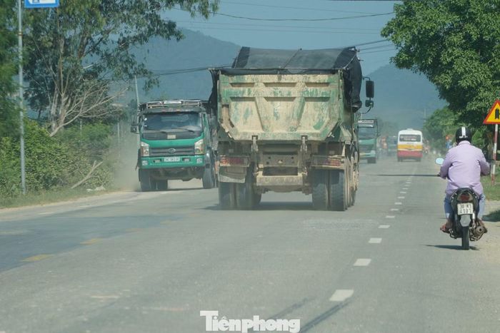 Theo người dân địa phương, khoảng 2 năm nay, khi hoạt động khai thác khoáng sản và nhu cầu vận chuyển vật liệu xây dựng gia tăng, lượng xe tải, xe ben lưu thông trên ĐT.550 tăng đột biến.