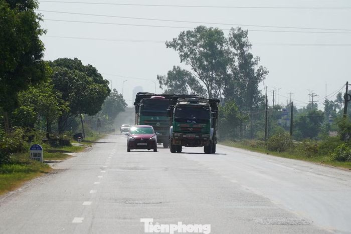 Ghi nhận dọc tuyến ĐT.550, dù mặt đường khá hẹp nhưng lưu lượng phương tiện, đặc biệt là xe tải chở vật liệu, luôn ở mức cao. Tại một số thời điểm, nhiều xe tải phải vượt xe phía trước và lấn sang phần đường ngược chiều, tiềm ẩn nguy cơ xảy ra va chạm với các phương tiện lưu thông đối diện.