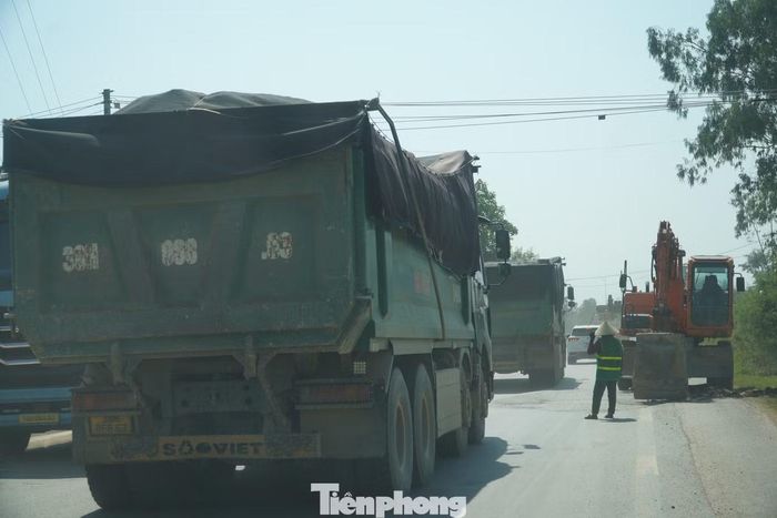 Đơn vị quản lý đường bộ đã nhiều lần tổ chức sửa chữa, khắc phục các điểm hư hỏng trên tuyến ĐT.550. Dù vậy, áp lực từ hàng trăm lượt xe tải, xe ben chở vật liệu lưu thông mỗi ngày khiến mặt đường nhanh chóng tái xuất hiện tình trạng bong tróc, hằn lún và gợn sóng, ảnh hưởng đến việc đi lại của người dân.