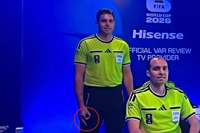 Hành động gây tranh cãi của trọng tài Evans