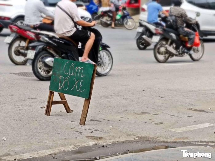 Biển "cấm đỗ xe" được đặt dưới lòng đường giao thông.