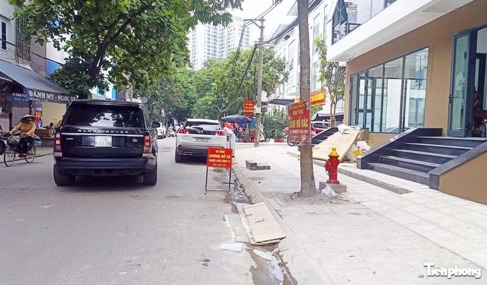 Một ngôi nhà trong ngõ 61 Lạc Trung đặt biển để không cho người khác đỗ xe dưới lòng đường.