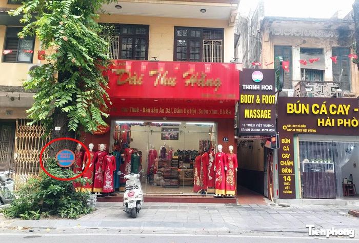 Cửa hàng trên phố Triệu Việt Vương gắn hẳn biển nơi đỗ xe lên cây xanh ven đường để khẳng định đây là chỗ đỗ xe của họ.