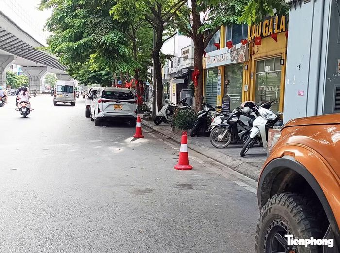 Ngoài chức năng cảnh báo khi phương tiện gặp sự cố, chóp nón cảnh báo giao thông được tận dụng để chiếm chỗ để xe.