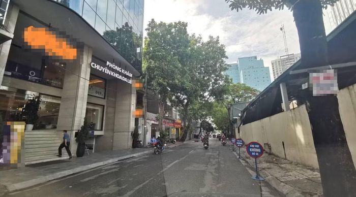 Trước đó, trên mạng xã hội cũng chia sẻ về việc trước phòng khám ở phố Hoàng Ngân để hàng loạt biển không đỗ xe. Nhiều người bức xúc cho rằng sổ đỏ nhà họ ra tận đường hay sao mà cấm người khác để xe.
