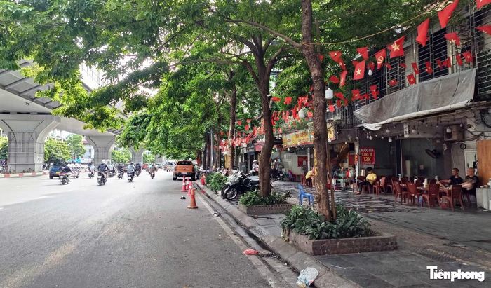 Tại nhiều tuyến phố ở Hà Nội, không khó để bắt gặp hình ảnh ô tô đỗ kín hai bên đường, chiếm dụng lòng đường, vỉa hè. Nhiều khu dân cư, chung cư được xây dựng từ nhiều năm trước không tính toán đầy đủ nhu cầu đỗ xe khiến cư dân phải tìm mọi cách xoay xở. Không ít người phải gửi xe cách nhà hàng kilomet hoặc chấp nhận mức phí gửi xe cao để có chỗ đỗ ổn định. Trong ảnh là một dãy chóp nón cảnh báo giao thông được các hàng quán đặt trên đường Minh Khai nhằm chiếm chỗ để ô tô.