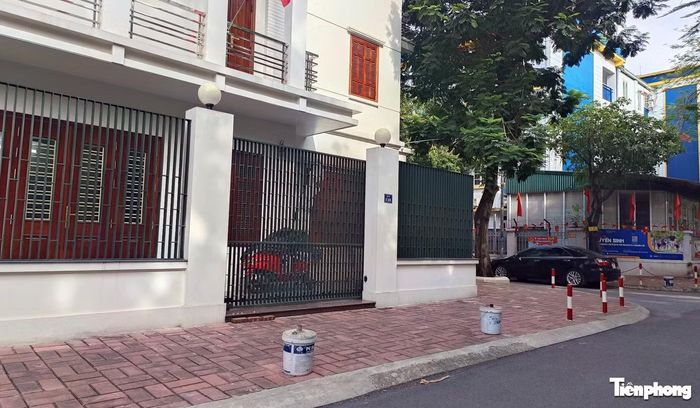 Để tránh bị ô tô để trước nhà, nhiều người ở phố Hoàng Ngân đặt các thùng bê tông trên vỉa hè.