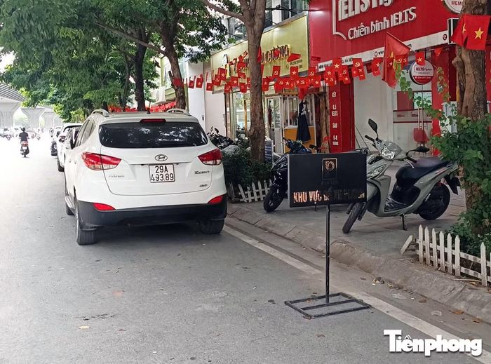 Một biển sắt được cửa hàng ở số 209 Minh Khai đặt để chiếm làm nơi để ô tô.