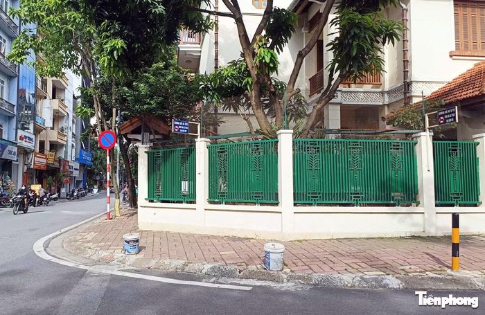 Thậm chí họ còn lắp biển để thông báo không cho xe đỗ.