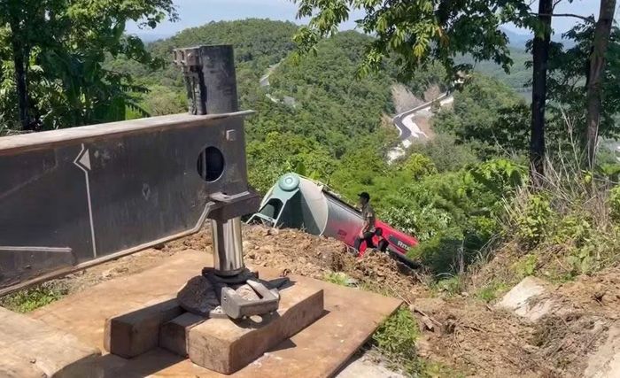Xe bồn mắc kẹt tại mép vực đèo Đại Ninh.