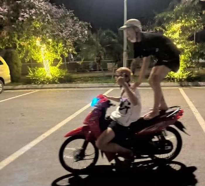 Hai đối tượng biểu diễn trong tiếng reo hò của người quay clip.