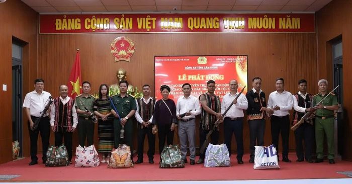 Lực lượng công an trao tặng 270 phần quà gồm nhu yếu phẩm, mỗi phần trị giá 500.000 đồng cho người dân.