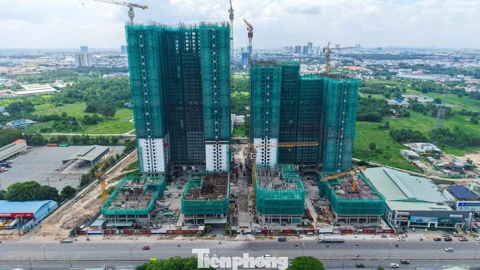 Trong đó, dự án Lusso Saigon (thuộc tổ hợp Khu đô thị La Pura) tọa lạc trên mặt tiền Quốc lộ 13 đang được rao bán với giá từ 48 triệu đồng/m2.