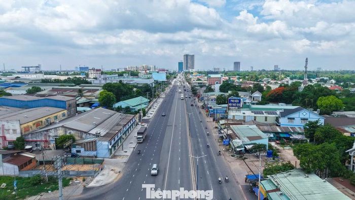 Quốc lộ 13, tuyến đường huyết mạch nối liền TPHCM với Bình Dương và Bình Phước cũ, đang chứng kiến sự "thay da đổi thịt" với các dự án nâng cấp, mở rộng quy mô lớn.
