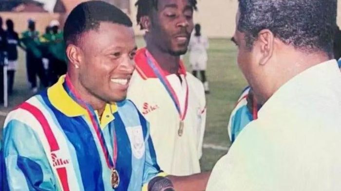Anselmo “Jair” Ribeiro nhận huy chương sau khi góp công giúp đội tuyển Cape Verde giành Cúp Amilcar Cabral năm 2000.