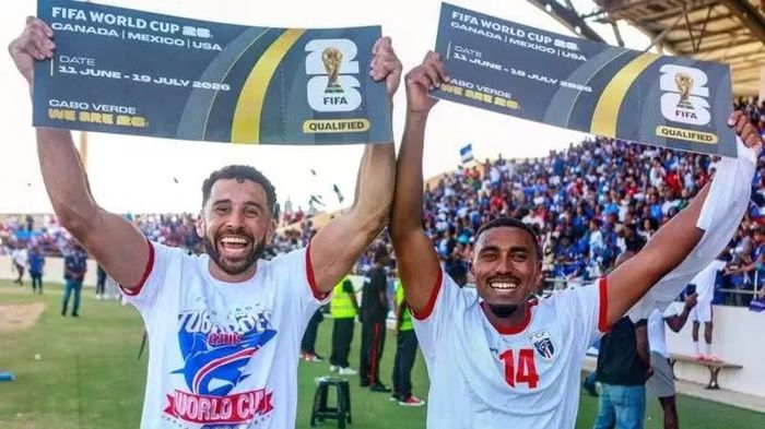 Roberto Lopes (trái) ăn mừng cùng đồng đội Deroy Duarte sau khi Cape Verde giành quyền tham dự World Cup 2026