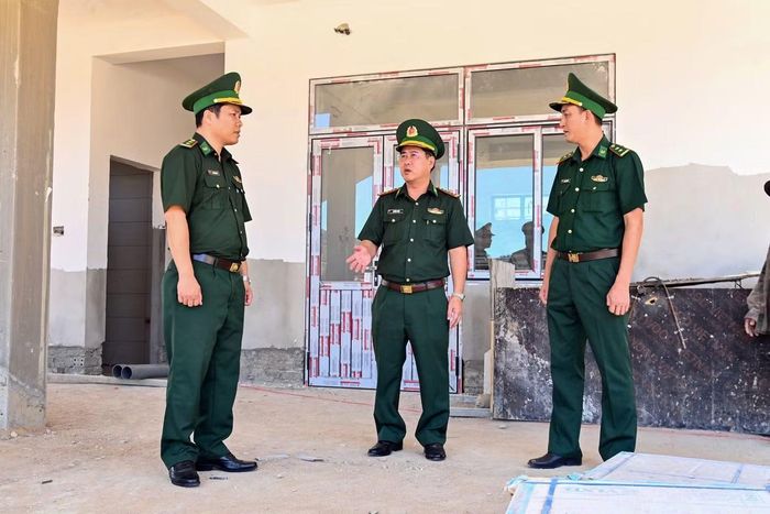 Lãnh đạo Biên phòng TP. Huế kiểm tra thực địa công trình cần hỗ trợ đẩy nhanh tiến độ xây dựng.