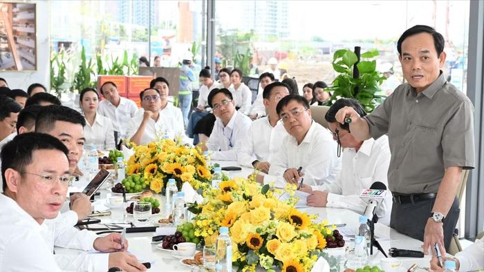 Bí thư Thành ủy TPHCM Trần Lưu Quang làm việc với các cơ quan, đơn vị. Ảnh: Việt Dũng