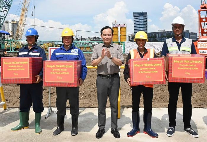 Bí thư Trần Lưu Quang tặng quà động viên lực lượng công nhân thi công.