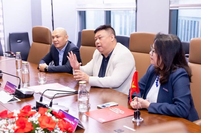 PGS.TS Trần Hà Minh Quân (giữa) - hiệu trưởng Trường Tài năng UEH.ISB - Ảnh: VIỆN ISB