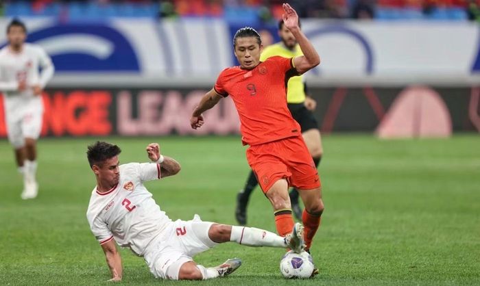 Trung Quốc (áo đỏ) không giành vé dự World Cup 2026.