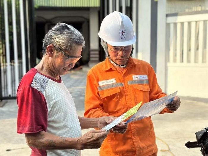 Ngành điện Hà Tĩnh tăng cường phát tờ rơi, khuyến cáo khách hàng các biện pháp sử dụng điện tiết kiệm, an toàn. (Ảnh: PC Hà Tĩnh)
