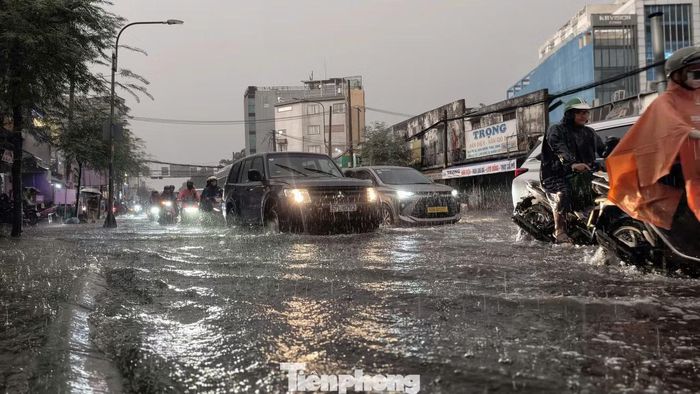 Tại khu vực gần bến xe Miền Đông cũ, đường Đinh Bộ Lĩnh có nhiều đoạn ngập sâu hơn nửa bánh xe máy. Ảnh: CTV