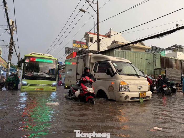 Người và phương tiện bì bõm lội nước.