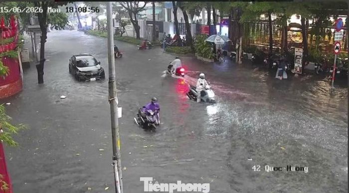 Tại khu vực Thảo Điền (nay là phường An Khánh), nước lên nhanh trên các tuyến đường như Quốc Hương, Xuân Thủy,... Có nơi ngập sâu gần ngang ngực.