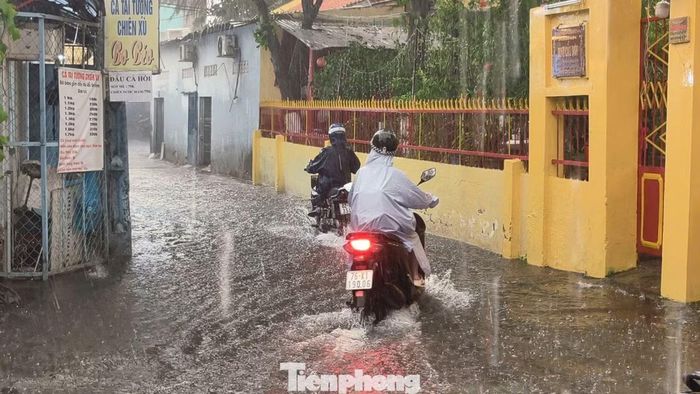 Ngập úng tại khu vực đường Xô Viết Nghệ Tĩnh, phường Bình Thạnh.