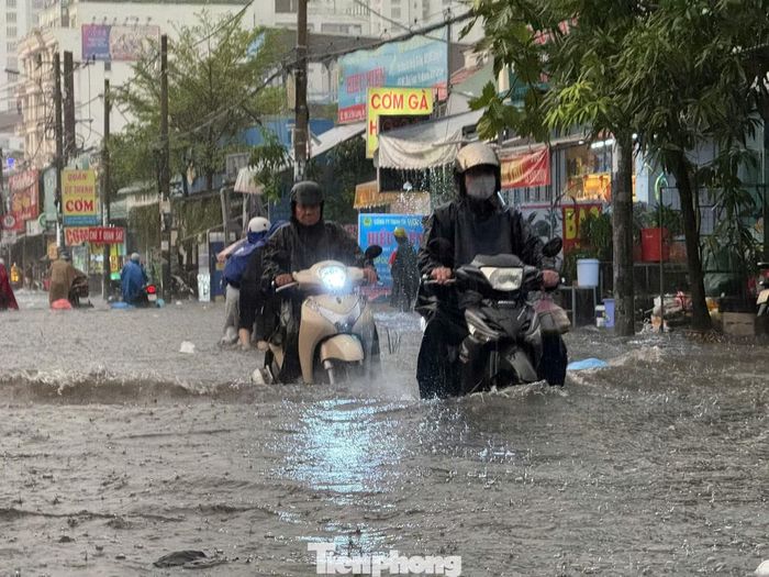 Đường Lê Văn Lương (đoạn qua các xã Nhà Bè và Hiệp Phước) ngập nặng.
