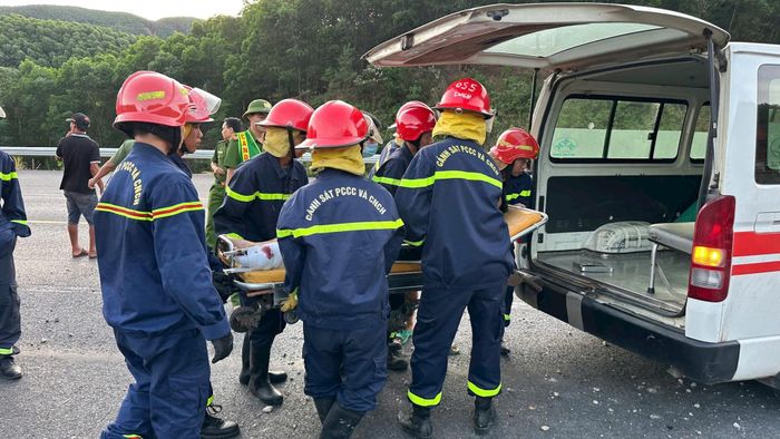 Đưa tài xế đi cấp cứu.