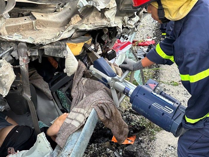 Lực lượng chức năng giải cứu tài xe mắc kẹt.