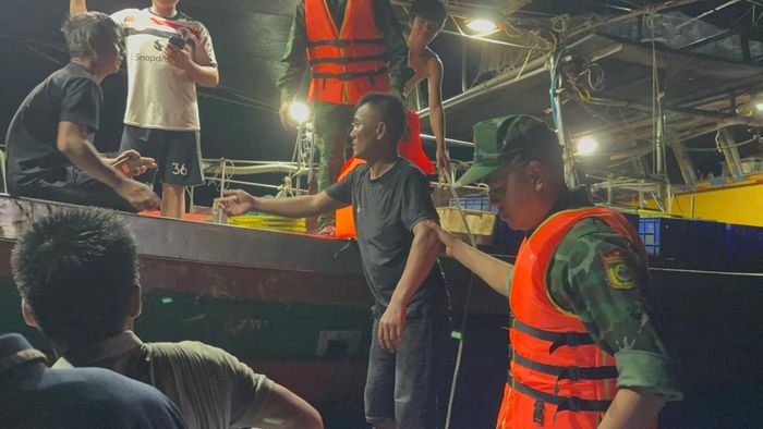 Ba ngư dân được lực lượng Bộ đội Biên phòng và ngư dân trên tàu cá hỗ trợ cứu nạn, đưa vào bờ an toàn.