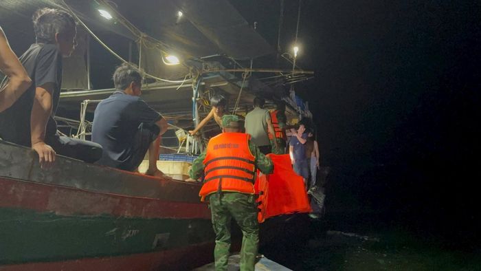 Cán bộ, chiến sĩ Đồn Biên phòng Quảng Đức tiếp cận khu vực tàu cá gặp nạn để triển khai công tác cứu hộ.