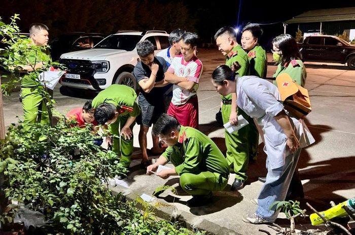 Công an phường Quang Hanh phối hợp với y tế phường tiến hành test nhanh ma túy đối với công nhân lán trại.