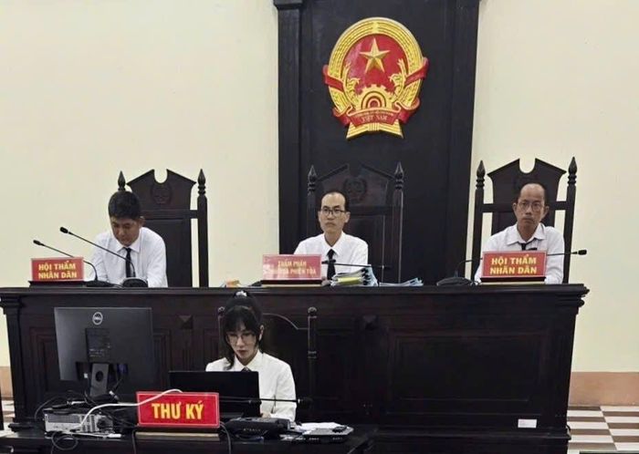Hội đồng xét xử.