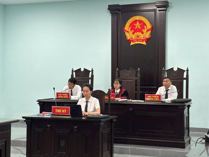 Hội đồng xét xử vụ án.