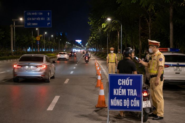 Phía sau những chốt kiểm tra là không ít rủi ro mà lực lượng thực thi nhiệm vụ phải đối mặt, từ hành vi chống đối, bỏ chạy cho đến những vụ tấn công trực tiếp gây nguy hiểm đến tính mạng, sức khỏe của cán bộ làm nhiệm vụ.