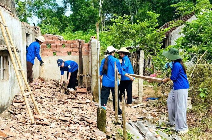 Đoàn viên thanh niên tham gia ngày công hỗ trợ sửa chữa nhà ở cho người có công với cách mạng.