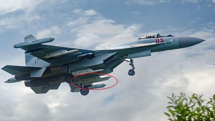 Tiêm kích Su-35 của Nga được trang bị các tên lửa R-73, R-77 và R-77M (hay K-77M). Ảnh: @TheDeadDistrict/militarnyi.com