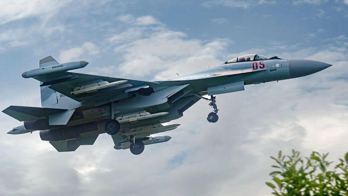 Tiêm kích Su-35 của Nga bắt đầu sử dụng tên lửa không đối không R-77M (hay K-77M) mới. Ảnh: @TheDeadDistrict/militarnyi.com