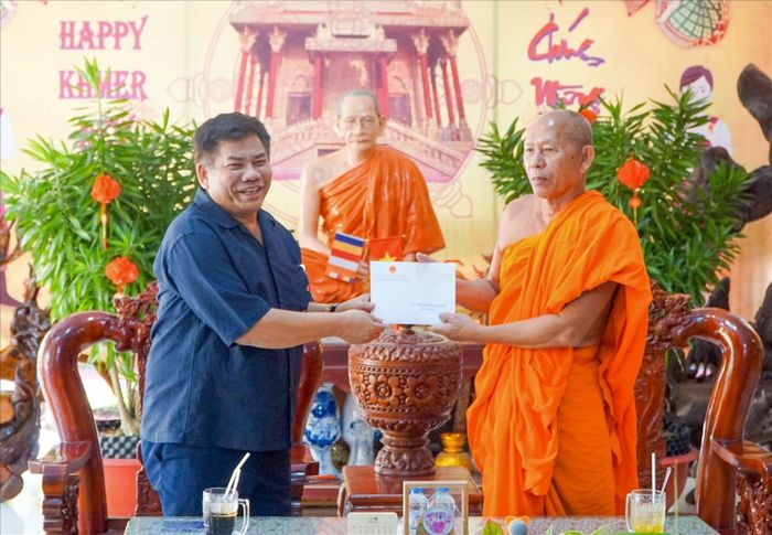  Thứ trưởng Bộ Dân tộc và Tôn giáo Y Thông thăm hỏi và trao quà đến Hòa thượng Danh Đổng - người có uy tín nhân dịp Tết cổ truyền của đồng bào Khmer. Ảnh: Tào Đạt
