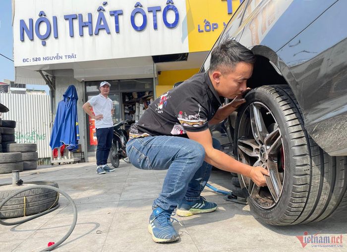Anh Nguyễn Đức Thi - chủ hệ thống cửa hàng Thi Lốp tại Hà Nội. Ảnh: Hoàng Hiệp