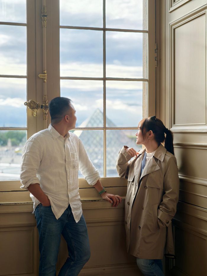 Chuyến đi Paris của vợ chồng anh Khánh tốn khoảng 140 triệu đồng, bao gồm vé máy bay khứ hồi, lưu trú, ăn uống và di chuyển nội địa